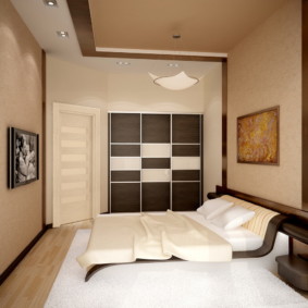 Küçük bir yatak odası bej duvarlar