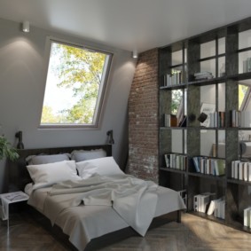 Özel bir evin tavan arasında küçük yatak odası