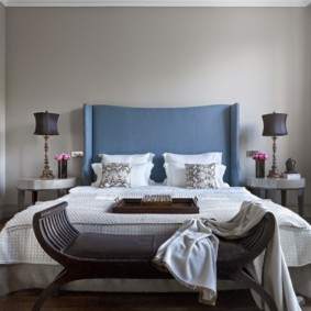 ראש מיטה כחול על מיטה זוגית