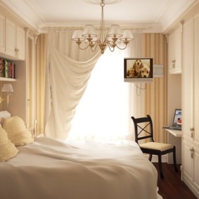 Klasik yatak odasında karartma perdeleri