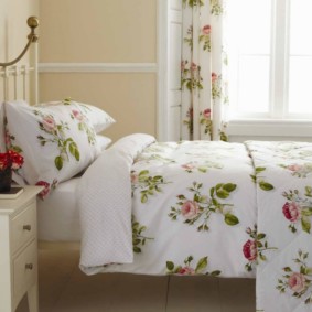 Çiçek desenli yatak odasında Tekstil