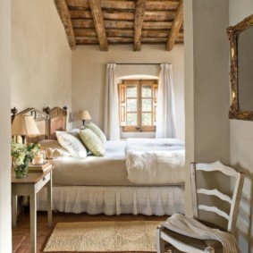 Bir ülke evde yatak odası ahşap tavan
