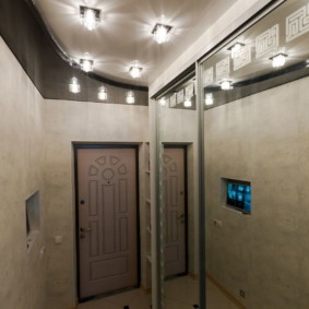 Éclairage de plafond lumineux dans le couloir
