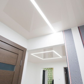 Plafond du couloir avec éclairage intégré