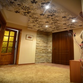 Tavanda duvar kağıdı ile geniş koridor