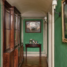 Đồ nội thất bằng gỗ trong một hành lang hẹp