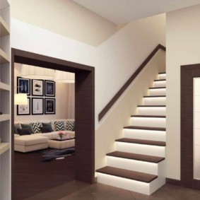 Decorați scările până la etajul doi al unei case private