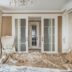חדר שינה קלאסי עם דלתות הזזה