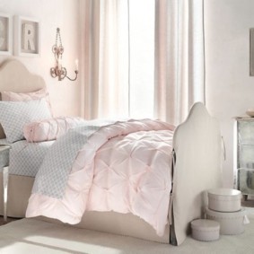 Couvertures rose clair sur un lit féminin