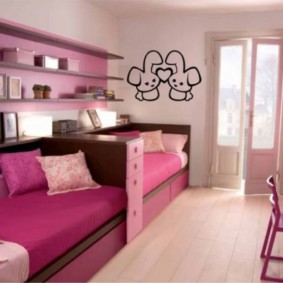 ห้องนอนสีชมพูสำหรับน้องสาว