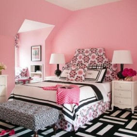 جدران غرفة النوم العلية الوردي