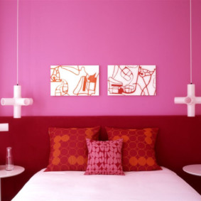 Peintures modulaires sur le mur rose