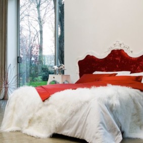 المفرش الأحمر على سرير أبيض