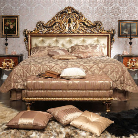 Yatak odasında halı üzerinde dekoratif yastıklar
