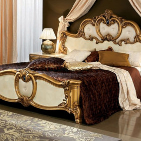 Yatak odasında altın kaplama yatak dekoru
