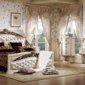 تصميم غرفة نوم واسعة مع أثاث خشبي