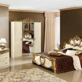 Klasik bir yatak odası için ahşap mobilyalar