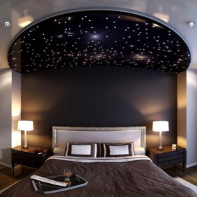 עיצוב חדר השינה עם חיקוי שמי הכוכבים
