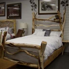 מיטת עץ בחדר השינה של דירת עיר