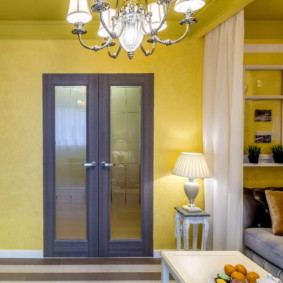 جدران صفراء في غرفة معيشة صغيرة