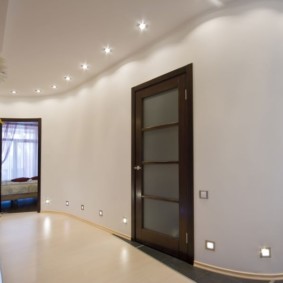 Plancher lumineux dans un couloir spacieux