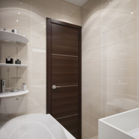 Porte marron foncé dans une salle de bain compacte