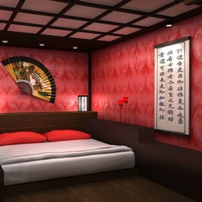 Papier peint sérigraphié rouge sur le mur de la chambre