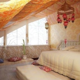 Bir ülke evde rahat tavan yatak odası