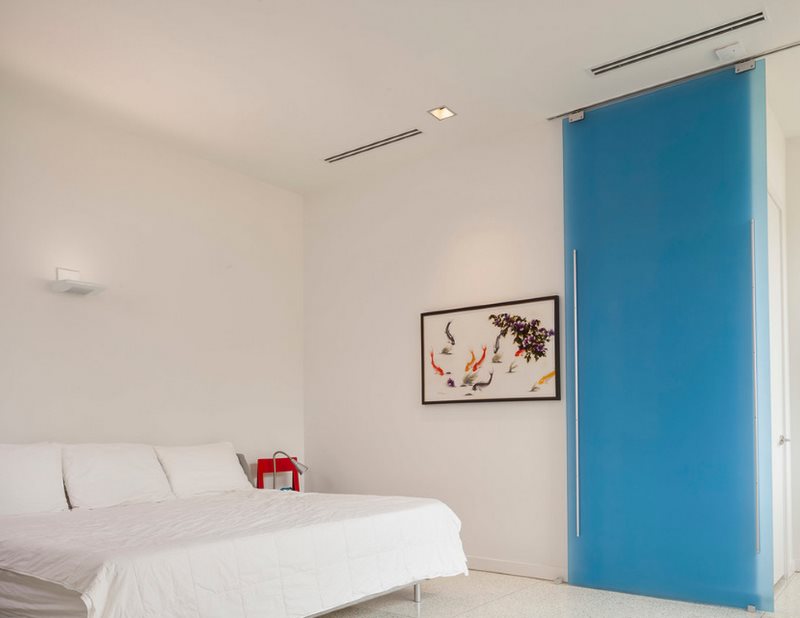 Yatak odası iç mavi sürgülü kapı