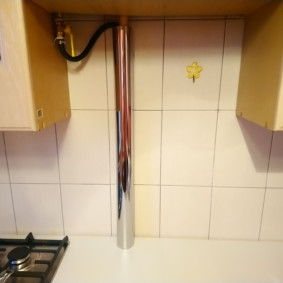 cum să ascundeți o conductă de gaz în decorul foto de bucătărie