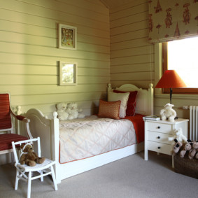 מיטת תינוק בחדר עם ציפוי קיר עץ