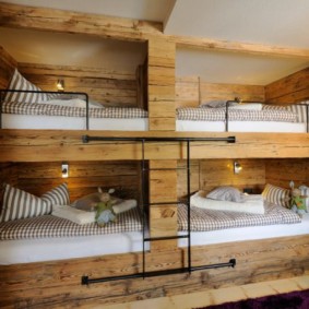 מיטות קומותיים מעץ בחדר ילדים
