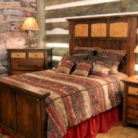 ראש המיטה מעץ בחדר השינה
