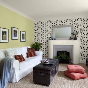 مزيج من ورق الجدران في أفكار تصميم غرفة المعيشة