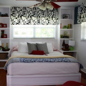 חדר שינה יפהפה עם מיטת חלון