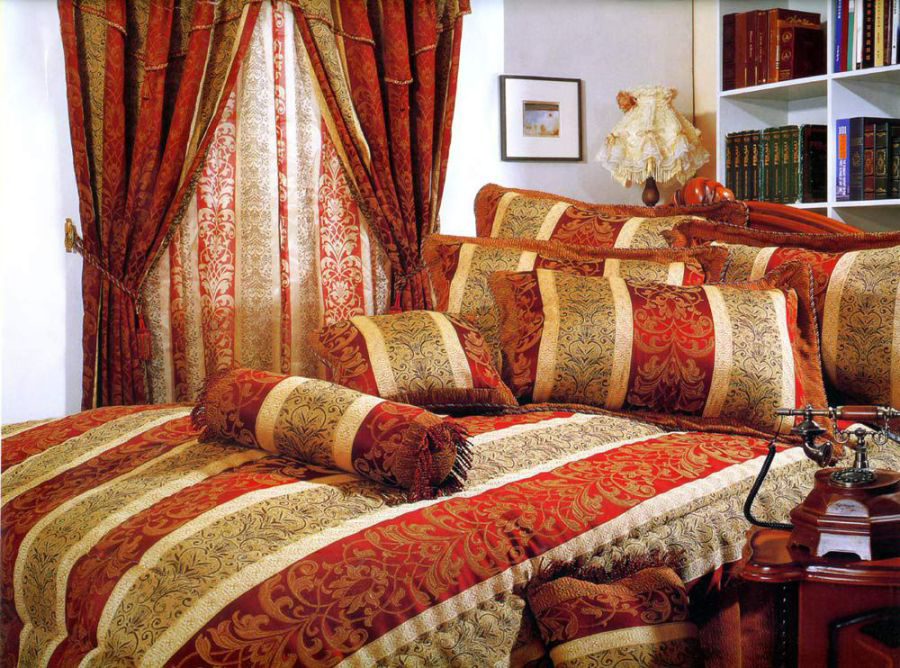 Arap yatak odasının iç kısmında doğal tekstil