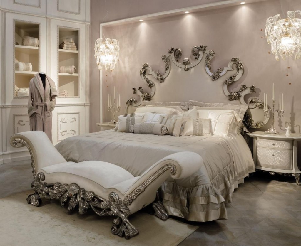 Barok yatak odasında geniş yatak