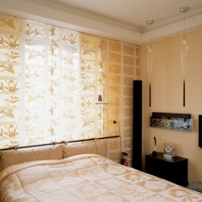 חדר שינה מואר עם מיטת חלון