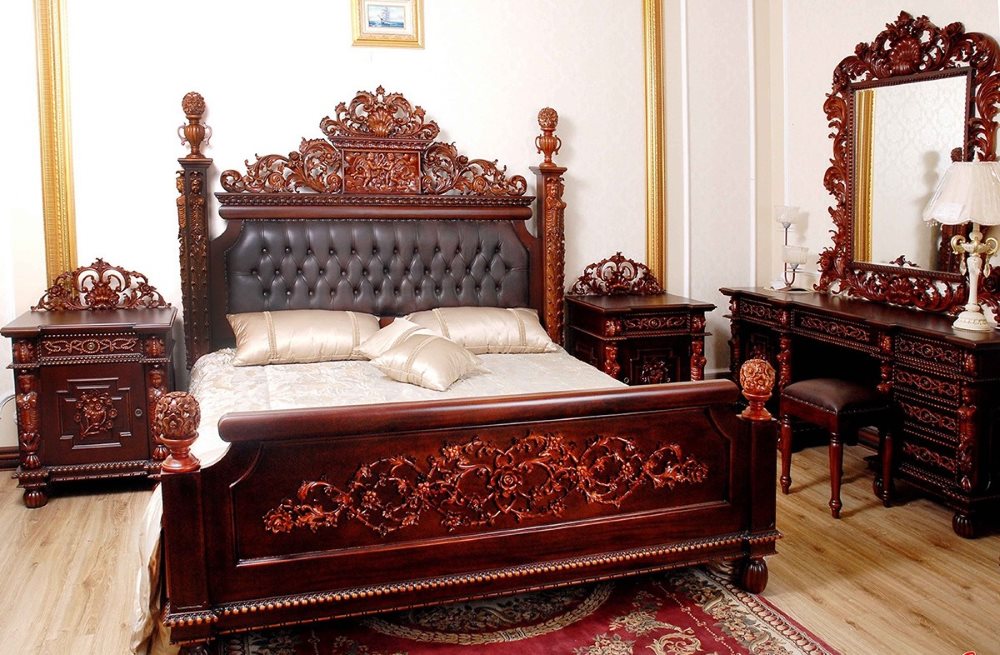 سرير فاخر من خشب الماهوجني في غرفة نوم على الطراز الهندي