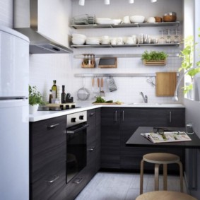 L formos virtuvė su atviromis lentynomis