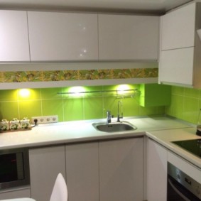 Zelená zástěra v malé kuchyni