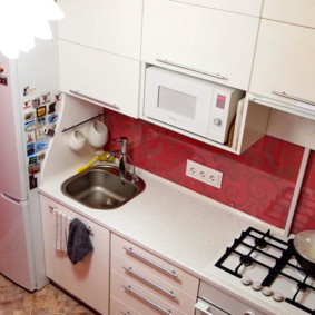 Un lavandino vicino al frigorifero in una piccola cucina