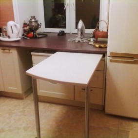 Une petite table dans la cuisine d'un appartement en ville