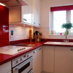 Mặt bàn màu đỏ của nội thất nhà bếp