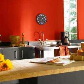 kırmızı mutfak boya