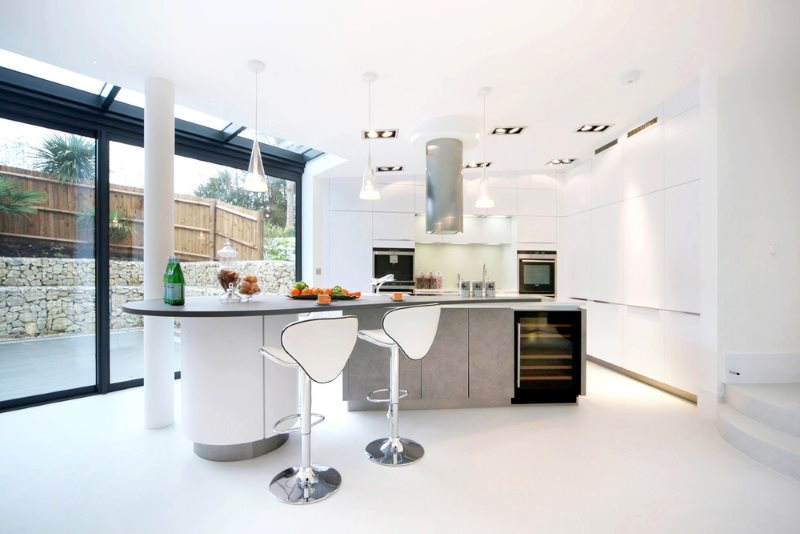 Phòng ăn nhà bếp phong cách màu trắng với cửa sổ toàn cảnh
