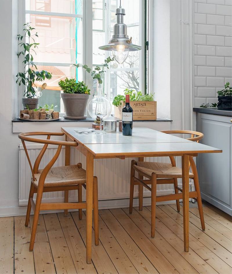 طاولة مستطيلة بالقرب من نافذة المطبخ