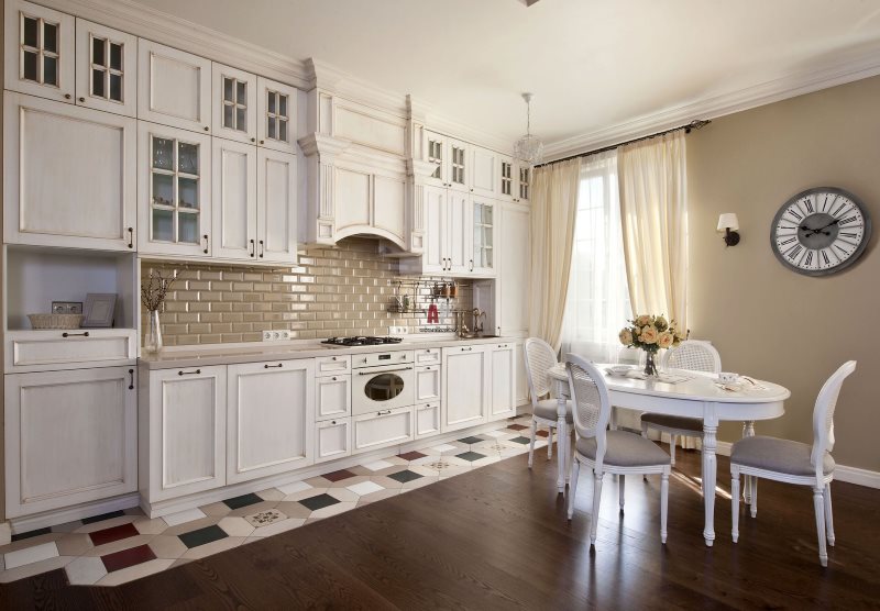 Rèm cửa màu be từ vải mờ trong nhà bếp của Provence