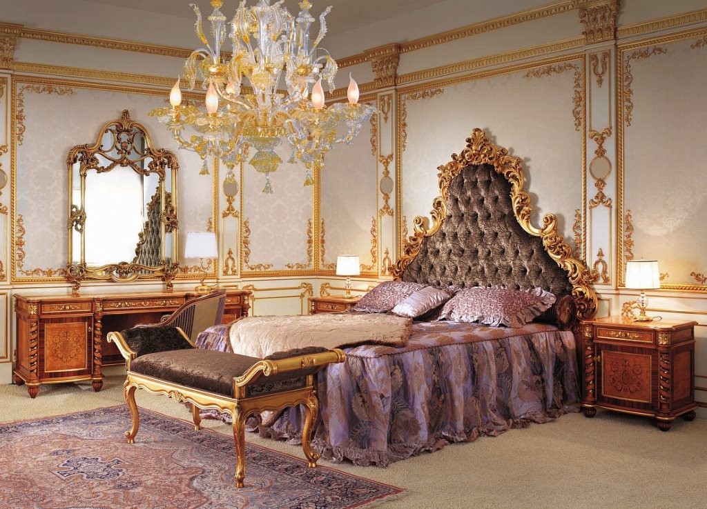 Barok yatak odasında kristal avize