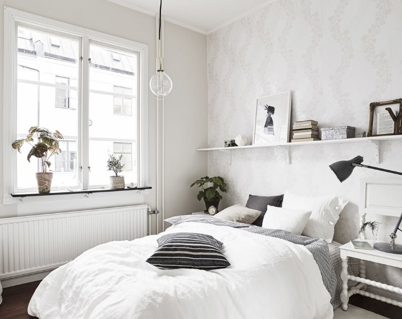 İskandinav yatak odasında beyaz yatak örtüsü